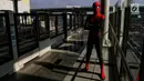 Spider-Man yang tergabung dalam komunitas Spider-Verse Indonesia berada di stasiun Light Rail Transit (LRT) di kawasan Jakarta, Minggu (21/7/2019). Dalam aksinya, mereka melakukan penggalangan dana untuk donasi anak penderita hydrocephalus. (Liputan6.com/Johan Tallo)