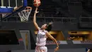 Pemain CLS Knight, Sandy Febiansyah #9 melakukan tembakan saat melawan Satya Wacana pada perempat final Playoffs Indonesia  Basket League (IBL) di Britama Arena, Jakarta, Selasa (17/5/2016). (Bola.com/Nicklas Hanoatubun)