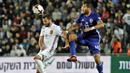 Striker Spanyol, Aritz Aduriz, duel udara dengan striker Israel, Tomer Hemed, pada laga kualifikasi Piala Dunia 2018 di Stadion Teddy, Yerusalem,Senin (9/10/2017). Israel kalah 0-1 dari Spanyol. (AFP/Thomas Coex)