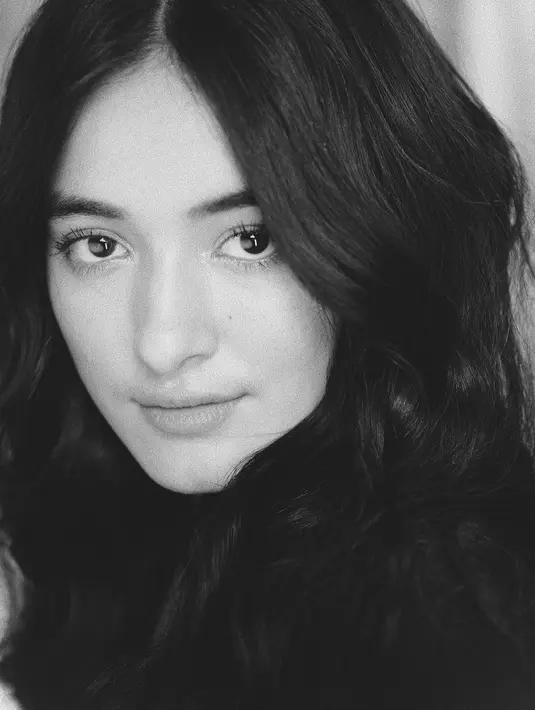 Walaupun hitam-putih, bukankah potret Mawar di sini sungguh menawan, Sahabat FIMELA? Foto: Instagram.