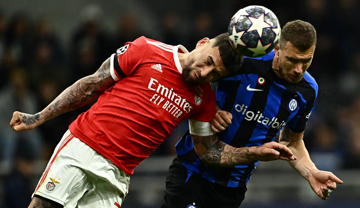 Striker Inter Milan, Edin Dzeko (kanan) berduel udara dengan bek Benfica, Nicolas Otamendi pada laga leg kedua perempatfinal Liga Champions 2022/2023 di San Siro Stadium, Milan (19/4/2023). Edin Dzeko terlebih dahulu membela Inter Milan selama 4,5 musim mulai pertengahan musim 2010/2011 hingga akhir musim 2014/2015. Ia kemudian hengkang ke AS Roma hingga akhir musim 2020/2021, hingga akhirnya sejak 2021/2022 ia membela Inter Milan hingga kini. (AFP/Gabriel Bouys)