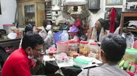 Mbah Marsiyo di kediamannya yang menyatu dengan pondok tempatnya merawat orang sakit jiwa di Desa Winong Kecamatan Mirit, Kebumen. (Foto: Liputan6.com/Muhamad Ridlo/Polres Kebumen)