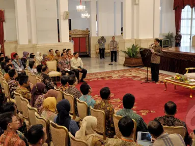 Presiden Joko Widodo menggelar pertemuan dengan Ketua Badan Pengawas Pemilihan Umum (Bawaslu) dan seluruh jajaran Bawaslu pusat dan provinsi se-Indonesia, di Istana Negara, Jakarta, Selasa (24/2/2015). (Liputan6.com/Faizal Fanani)