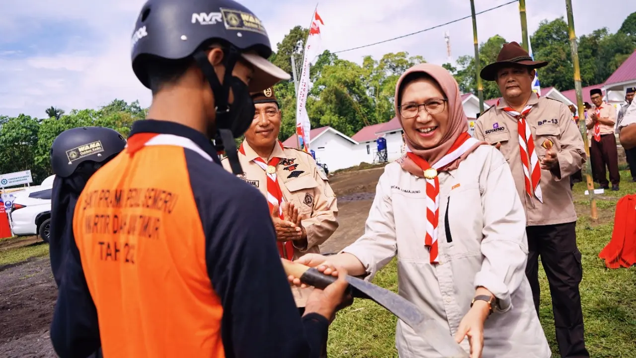 Wakil Bupati Lumajang Indah Amperawati (berkerudung) menerima secara simbolis alat pembangunan huntara dari Gerakan Pramuka Jatim. (Istimewa).