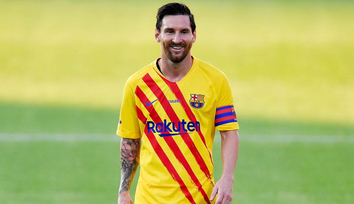 Kapten Barcelona, Lionel Messi, tersenyum saat pertandingan melawan Gimnastic pada laga uji coba di Johan Cruyff Stadium, Minggu (13/9/2020). Barcelona menang dengan skor 3-1. (AFP/Pau Barrena)