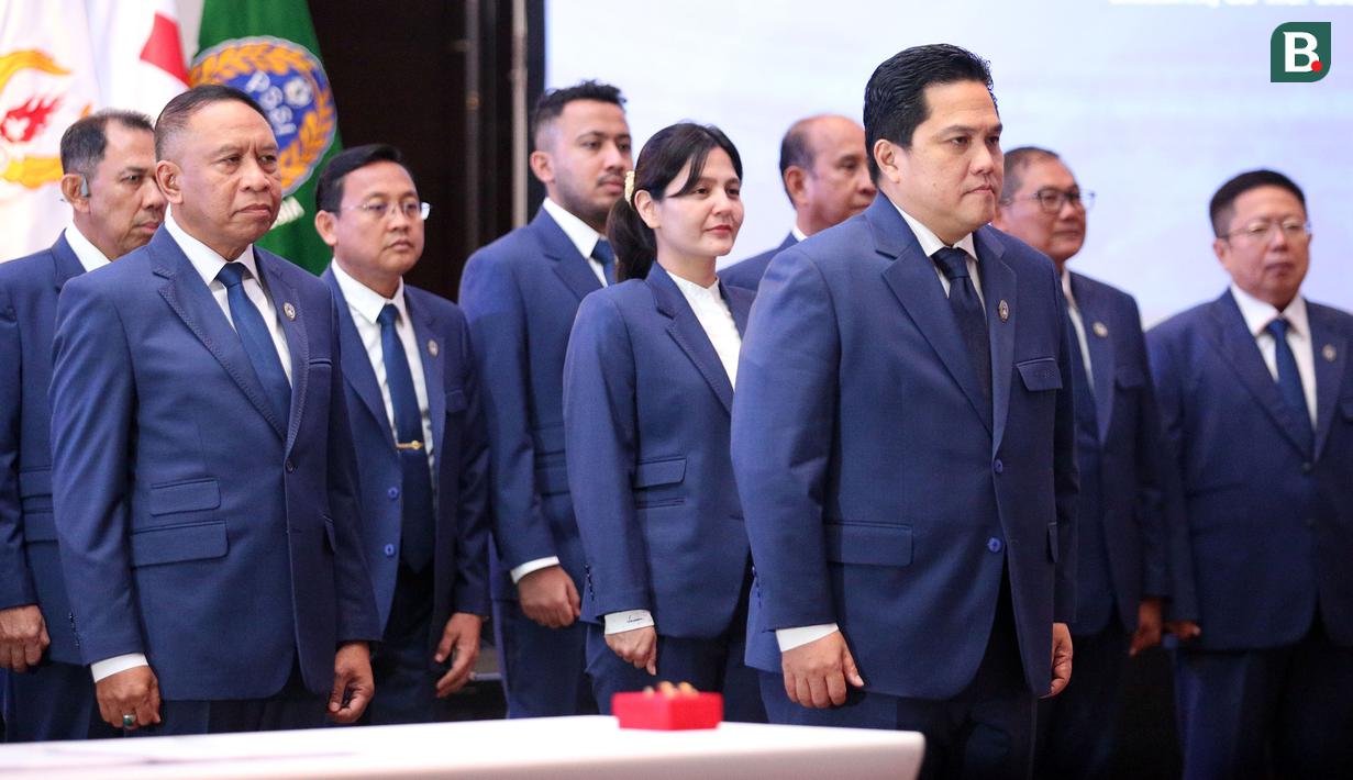 <p>Ketua Umum PSSI, Erick Thohir dan sejumlah pengurus PSSI mengucap sumpah saat Pelantikan Pengurus PSSI Masa Bakti 2023-2027 yang berlangsung di Hotel Fairmont, Jakarta, Jumat (26/05/2023). (Bola.com/Bagaskara Lazuardi)</p>