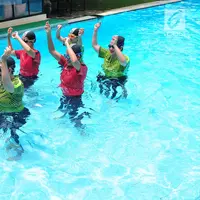 Klub akuarobik melakukan gerakan di dalam kolam saat acara seminar water dancing perfomance, dan akuarobik trial di kawasan Pejaten, Jakarta, Sabtu (11/11). Gelaran marathon aerobik air ini berlangsung serentak di 80 negara. (Liputan6.com/Helmi Afandi)