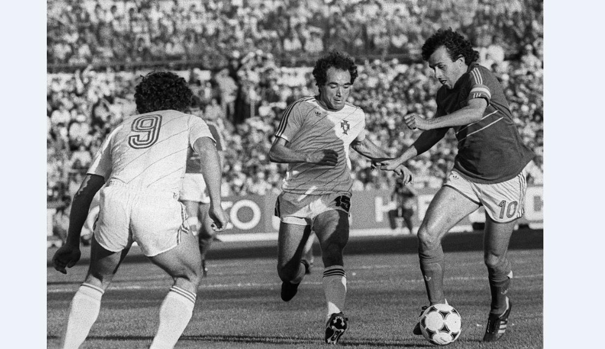 1. Michel Platini. Bintang Prancis ini menempati peringkat teratas daftar pencetak gol terbanyak Piala Eropa. Platini mencetak 9 gol dalam 5 partai di Piala Eropa 1984. (AFP)  