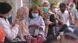 Antrean peserta vaksinasi COVID-19 untuk warga lanjut usia (lansia) di Balai Besar Pelatihan Kesehatan Jakarta untuk vaksinasi COVID-19, di Jalan Hang Jebat, , Selasa (2/3/2021). Vaksinasi Covid-19 itu diperuntukan bagi warga lansia berusia 60 tahun ke atas dan ber-KTP DKI. (merdeka.com/Imam Buhori)