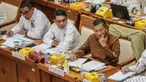Menteri Energi dan Sumber Daya Mineral (ESDM), Arifin Tasrif (kiri) saat mengikuti rapat kerja dengan Komisi VII DPR di Kompleks Parlemen, Senayan, Jakarta, Kamis (31/8/2023). (Liputan6.com/Faizal Fanani)