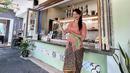 <p>Sambil menunjukan warung makannya, Tamara tampil elegan dengan kebaya pink, obi hijau dan kain lilit batiknya. @tamarableszynskiofficial</p>