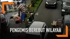 Diduga akibat berebut wilayah, dua pengemis wanita di Jember berkelahi di jalan raya.
