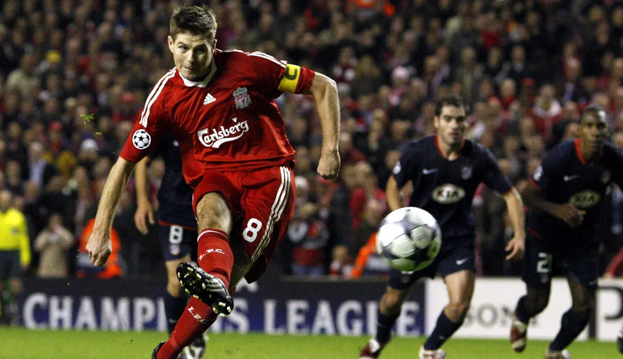 Steven Gerrard menempati peringkat dua dalam daftar lima pencetak gol terbanyak Liverpool di Liga Champions. Mantan kapten The Reds itu berhasil mencetak 21 gol. (Foto: AFP/Paul Ellis)