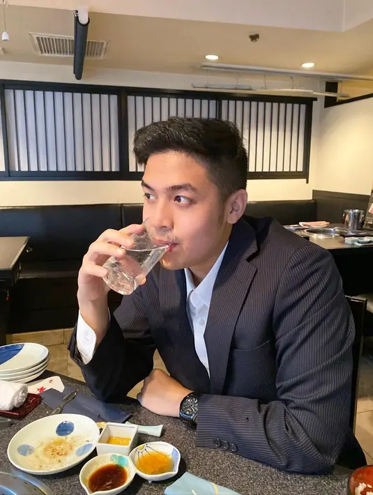 Hal ini pula yang membuat netizen terkesima dengan penampilan Jerome Polin saat menggunakan setelan jas. Selain terlihat rapi, pria yang tengah merampungkan skripsinya ini pun disebut semakin menawan. (Liputan6.com/IG/@jeromepolin)
