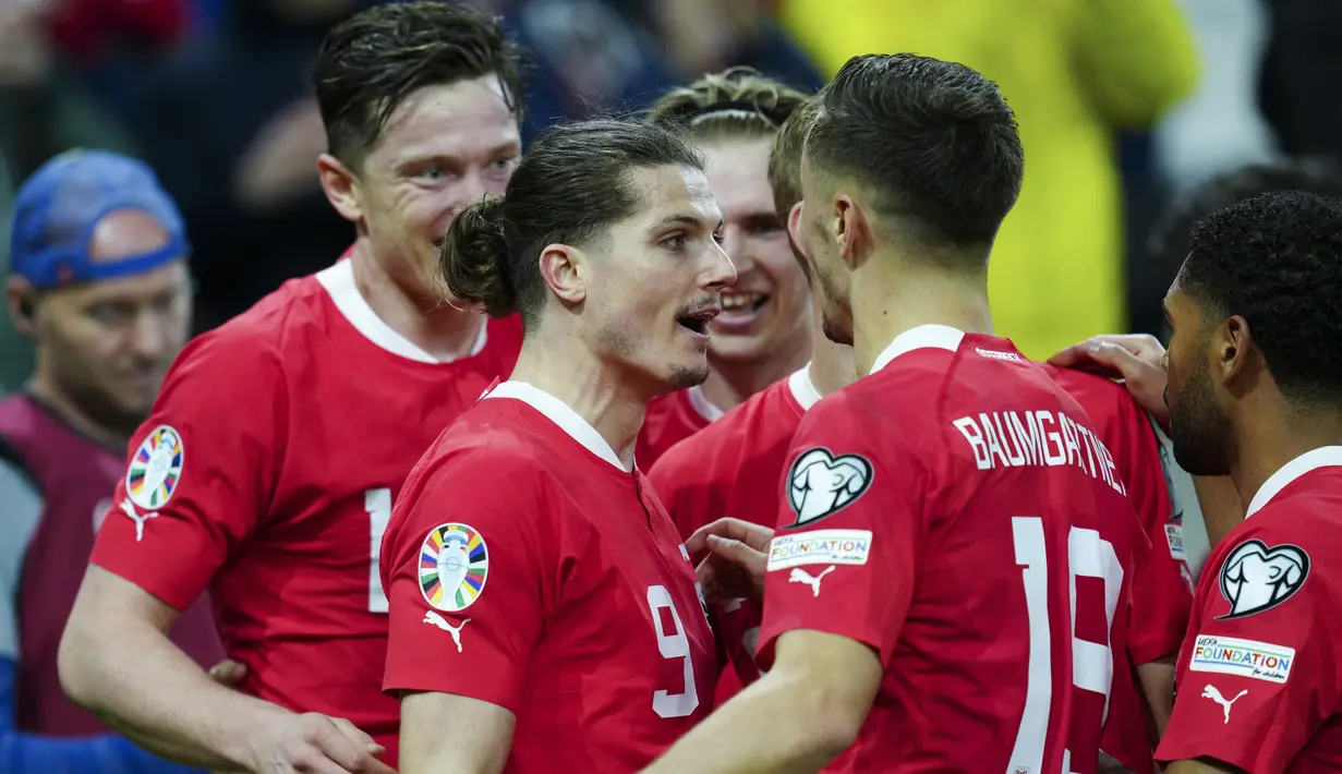 Para pemain Timnas Austria merayakan gol ke gawang Azerbaijan yang dicetak Marcel Sabitzer (tengah) pada laga Grup F Kualifikasi Euro 2024 di Raiffeisen Arena Stadium, Linz, Austria (24/3/2023). Tampil sebagai starter dan bermain selama 74 menit melawan Azerbaijan, Marcel Sabitzer mampu menyumbang 2 gol dan 1 assist dalam kemenangan 4-1 Austria. (AFP/APA/Reinhard Eisenbauer)