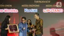 Pemimpin Redaksi Liputan6.com, Titis Widyatmoko (kanan) saat menerima penghargaan dari Otoritas Jasa Keuangan (OJK) untuk Kategori Media Online Terproduktif SubKategori Media Umum pada acara OJK Apresiasi Media Massa, Jakarta, Selasa (2/12/2025). Dalam rangka peringatan Hari Ulang Tahun (HUT) ke-14, Otoritas Jasa Keuangan (OJK) menggelar OJK Apresiasi Media Massa di Balai Kartini, Jakarta, Selasa (2/12/2025). (Liputan6.com/Helmi Fithriansyah)