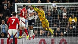 Pemain Nottingham Forest, Chris Wood (kedua kanan) mencetak gol ke gawang Tottenham Hotspur dalam laga lanjutan Liga Inggris 2024/2025 di Tottenham Hotspur Stadium, London, Inggris, Selasa (22/04/2025). (AFP/Ben Stansall)