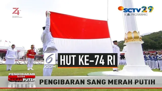 Pasukan Pengibar Bendera Pusaka mengibarkan Sang Merah Putih di Istana Merdeka saat upacara HUT ke-74 RI disaksikan oleh Presiden Jokowi dan seluruh undangan.
