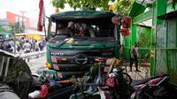 Polisi mencoba memindahkan truk setelah kecelakaan lalu lintas di Bekasi, Indonesia, Rabu (31/8/2022). Sebanyak 10 orang dilaporkan meninggal dunia dalam kecelakaan maut tersebut. (AP Photo/Achmad Ibrahim)