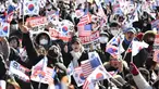 Para pendukung Presiden Korea Selatan yang dimakzulkan, Yoon Suk Yeol, melambaikan bendera Amerika Serikat dan Korea Selatan saat mereka berkumpul di dekat kediaman kepresidenan di Seoul pada tanggal 31 Desember 2024. (JUNG YEON-JE/AFP)