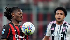 Aksi Rafael Leao di laga AC Milan vs Juventus di pekan ke-34 Liga Italia 2025/2026 di San Siro, Senin (27/04/2026) dini hari WIB. (Spada/LaPresse via AP)