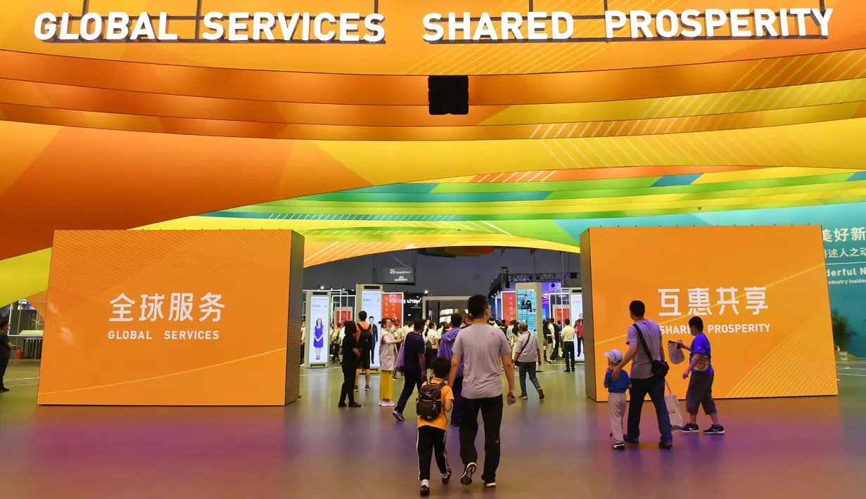 Sejumlah orang mengunjungi area ekshibisi komprehensif Pameran Perdagangan Jasa Internasional China (China International Fair for Trade in Services/CIFTIS) 2020 di Beijing, China, 5 September 2020. CIFTIS berlangsung pada 4-9 September di Beijing. (Xinhua/Lu Peng)