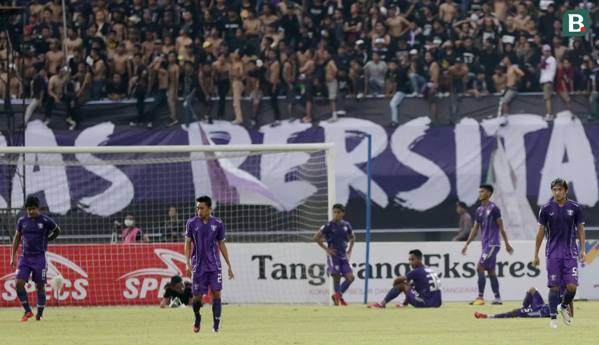 Pemain Persita Tangerang tampak kecewa usai gawangnya dibobol PSS Sleman pada laga Liga 2 di Stadion Benteng Taruna, Tangerang, Jumat (26/10/2018). Kedua tim bermain imbang 1-1. (Bola.com/M Iqbal Ichsan)