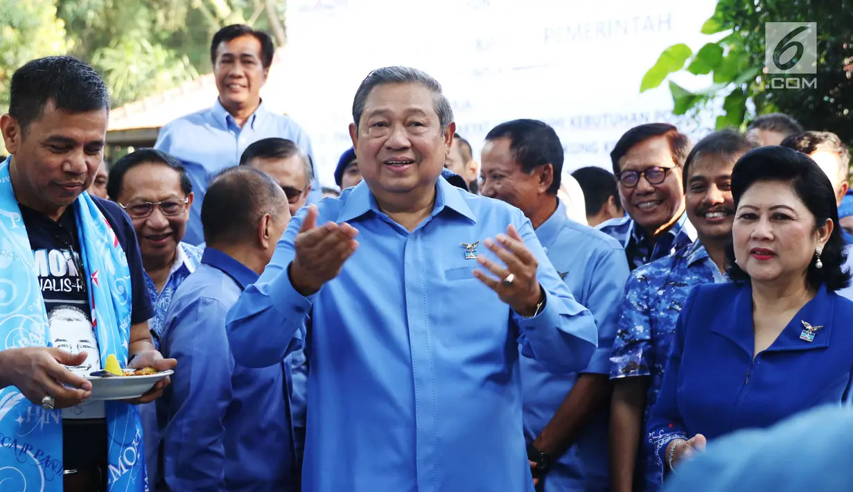 Ketua Umum Partai Demokrat Susilo Bambang Yudhoyono saat acara potong tumpeng dalam perayaan HUT Partai Demokrat ke-16 di Cikeas, Jawa Barat, Sabtu (9/9). Peringatan ulang tahun Partai Demokrat ini dirayakan dengan sederhana. (Liputan6.com/Angga Yuniar)