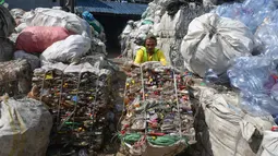 Pencemaran ini dapat terjadi di tanah, air, dan udara. (merdeka.com/Arie Basuki)