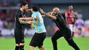 Pengawal Lionel Messi, Yassine Cheuko (kanan) berusaha menangkap seorang penyusup lapangan dalam laga persahabatan antara Inter Miami melawan Sporting San Miguelito di Stadion Romeo Fernandez, Panama, Amerika, Senin (03/02/2025) waktu setempat. (AFP/Martin Bernetti)
