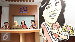 Betty Alisjahbana (kedua kanan) menyampaikan pernyataan di ICW, Jakarta, Senin (12/10/2015).  Komunitas Perempuan Indonesia Antikorupsi meminta Presiden Jokowi menghentikan kasus kriminalisasi terhadap Bambang Widjojanto. (Liputan6.com/Immanuel Antonius)