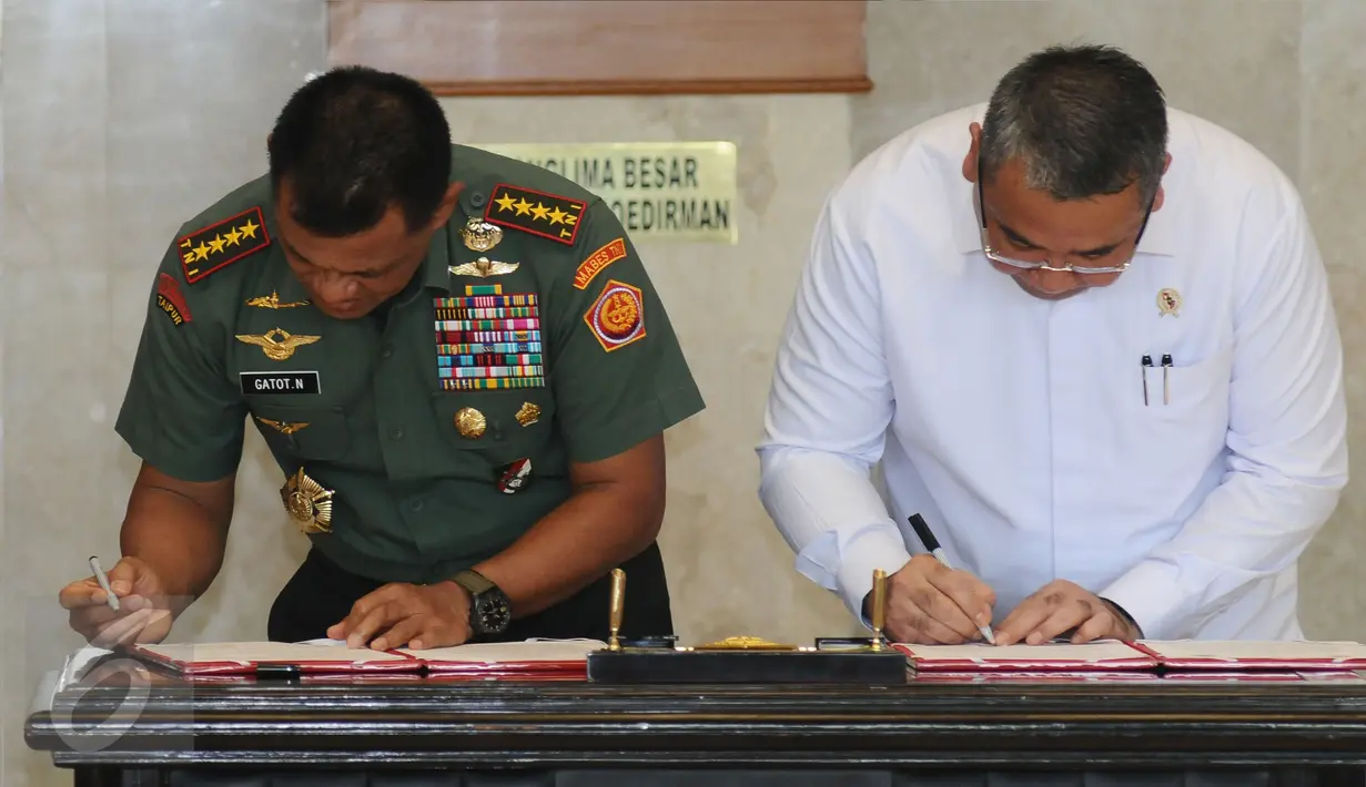 Panglima TNI, Jenderal TNI Gatot Nurmantyo (kiri) bersama Menteri Desa PDT dan Transmigrasi Eko Putro Sandjojo menandatangani MoU di Jakarta, Rabu (12/4). Mou untuk meningkatkan pemberdayaan masyarakat desa. (Liputan6.com/Helmi Fithriansyah) 