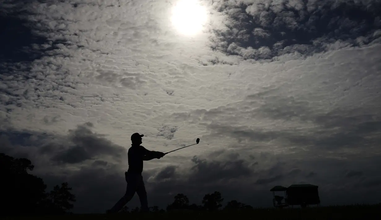 Bryson DeChambeau menyaksikan pukulan tee-nya di hole pertama selama ronde latihan untuk turnamen golf Masters pada 10 November 2020, di Augusta, Ga. (AP Photo / David J. Phillip)