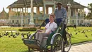 Becak yang berada di negara Kamboja ini dikenal sebagai cyclo hampir sama seperti becak yang ada di Indonesia. becak ini memiliki atap diatas  gerobak sehingga dapat melindungi penumpang dari sengat matahari dan juga hujan yang turun. (Wikipedia.org)