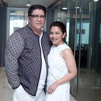 Ditengah kesibukannya, penyanyi Ruth Sahanaya tidak melupakan kodratnya sebagai ibu dan seorang istri. Istri dari Jeffry Waworuntu tetap memprioritaskan keluarganya. (Deki Prayoga/Bintang.com)