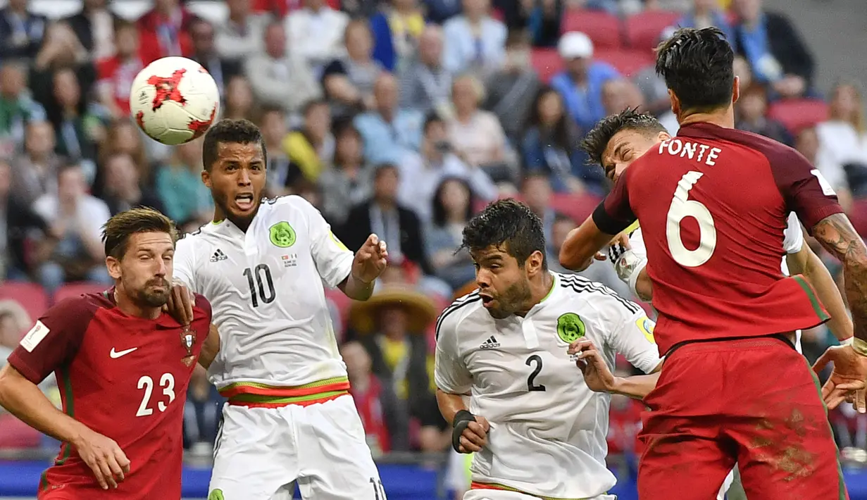 Para pemain Meksiko dan Portugal berebut bola saat laga grup A piala Konfederasi 2017 di Kazan Arena, (18/6/2017). Portugal bermain imbang 2-2. (AP/Martin Meissner)