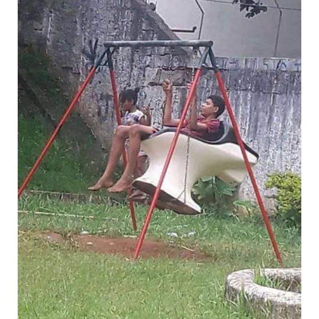 6 Ayunan Paling Gokil yang Bentuknya Absurd, Anak-Anak Melongo
