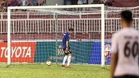 Kiper Dong Tam Long An, Nguyen Minh Nhut membelakangi penendang penalti sebagai bentuk protes kepada wasit saat menghadapi Ho Chi Minh City dalam lanjutan kompetisi domestik. (vietnamnet.vn)