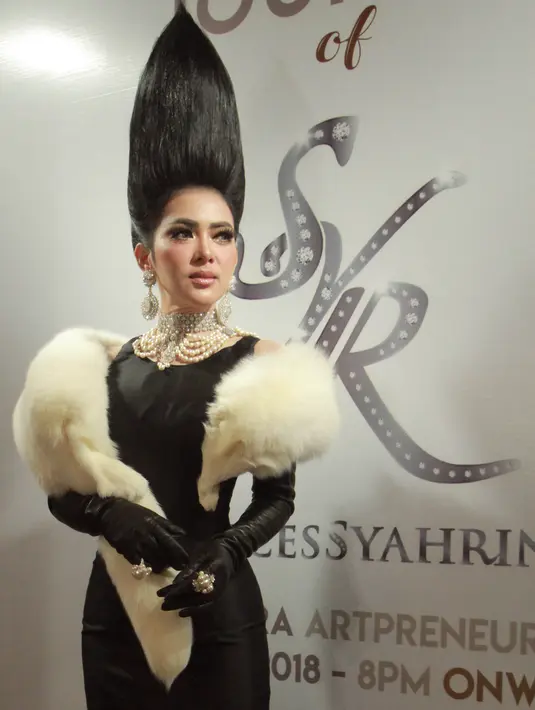 Syahrini dalam konser jambul khatulistiwa  di Ciputra Art Enterpreneur pada 2018 silam. Ia menggunakan dres hitam yang membuat badannya ramping dan jambul yang menjadi ciri khas Syahrini. (KapanLagi/Budy Santoso)