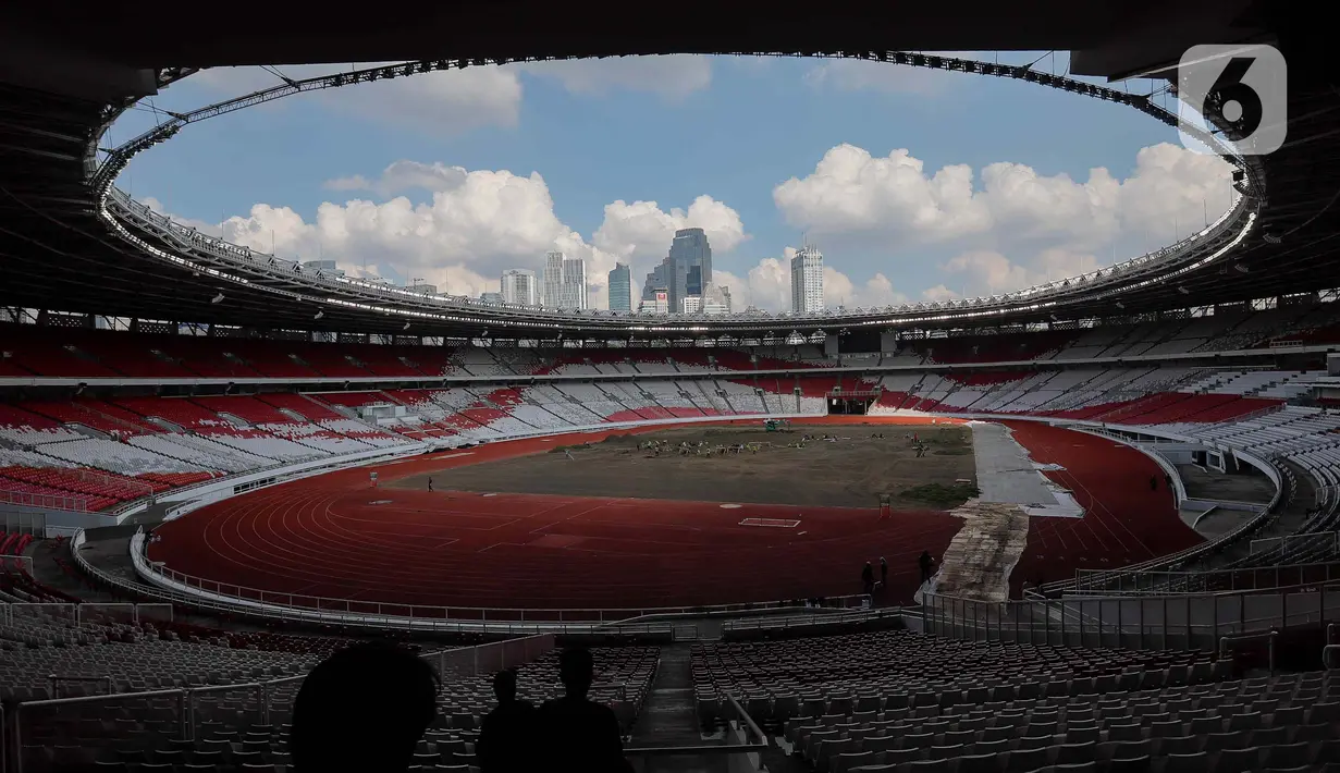 Revitalisasi rumput lapangan dilakukan dalam rangka menyambut Babak Ketiga Kualifikasi Piala Dunia 2026. (Liputan6.com/Herman Zakharia)