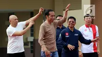 Presiden Joko Widodo (Jokowi) ditemani Koordinator Staf Khusus Presiden Teten Masduki memandu senam bersama di depan Kantor Wali Kota Tangerang, Minggu (4/11). Kegiatan itu dalam rangka perayaan Hari Kesehatan Nasional ke-54. (Liputan6.com/Johan Tallo)