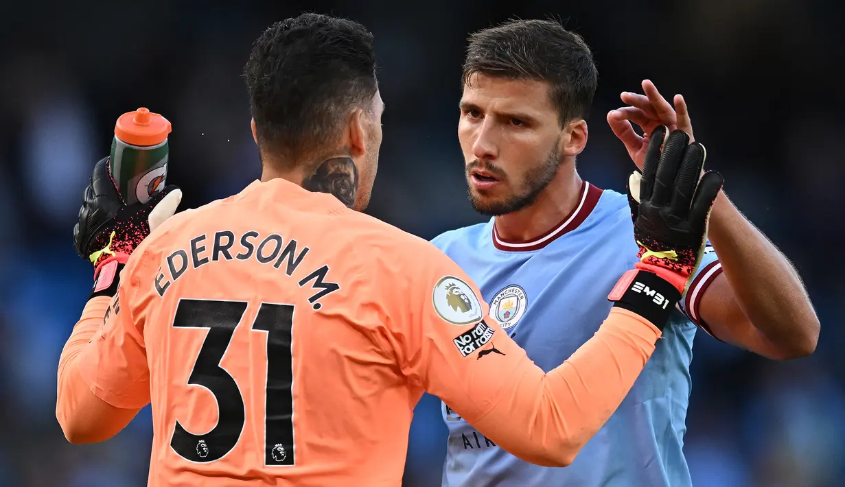 Selebrasi bek Manchester City, Ruben Dias (kanan) bersama rekannya Ederson setelah mengalahkan Southampton pada laga Liga Inggris 2022/2023 di Etihad Stadium, Manchester (8/10/2022). Ruben Dias dilepas ke Manchester City pada awal musim 2020/2021 dengan nilai transfer 71,6 juta euro atau kini setara Rp1,2 triliun setelah membela Benfica selama 4 musim sejak dipromosikan dari Benfica B pada awal musim 2017/2018. (AFP/Oli Scarff)