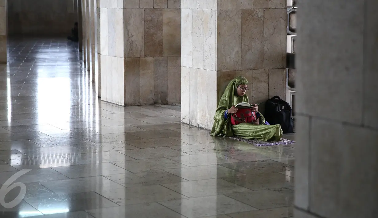 Umat muslim membaca kitab suci Alquran pada bulan Ramadan 1437 H di Masjid Istiqlal, Jakarta, Jumat (7/1). Bulan Ramadan merupakan momentum bagi umat Islam untuk memperbanyak ibadah. (Liputan6.com/Faizal Fanani)