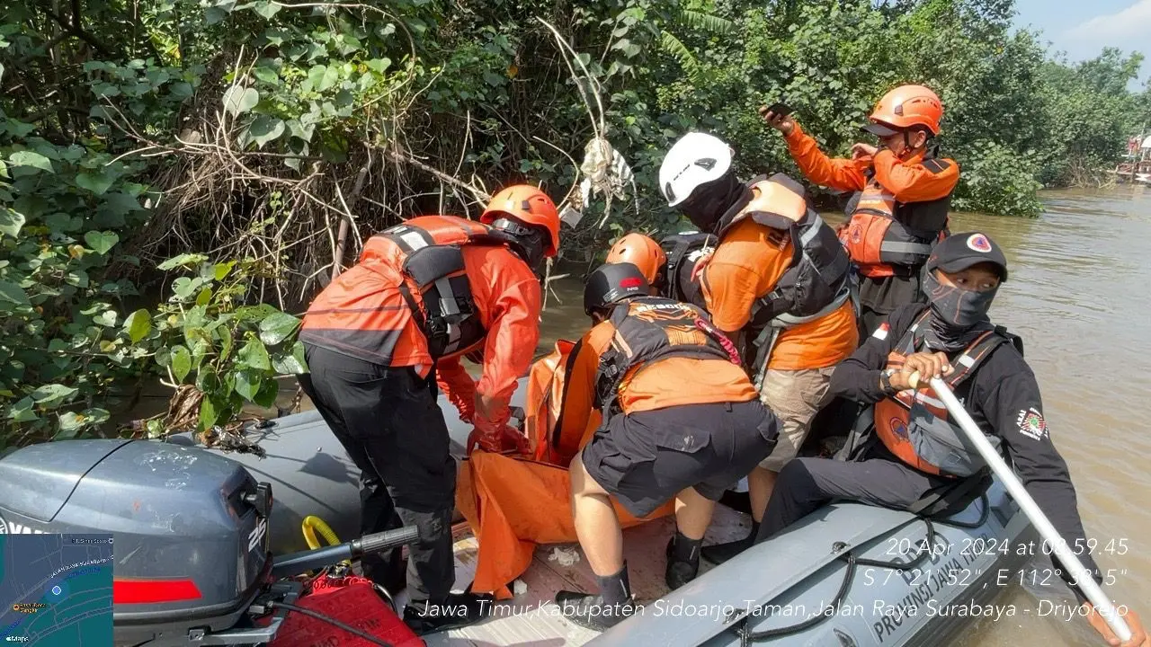 Tim SAR mengevakuasi jasad bapak dan anak yang tewas di Sungai Driyorejo Gresik. (Istimewa)