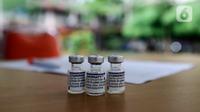 Botol vaksin COVID-19 dosis ketiga (booster) terlhat di atas meja di RPTRA Rusun Benhil, Jakarta, Rabu (6/7/2022). Selain itu, vaksin booster juga jadi syarat bagi masyarakat yang ingin melakukan perjalanan menggunakan transportasi umum. (Liputan6.com/Johan Tallo)