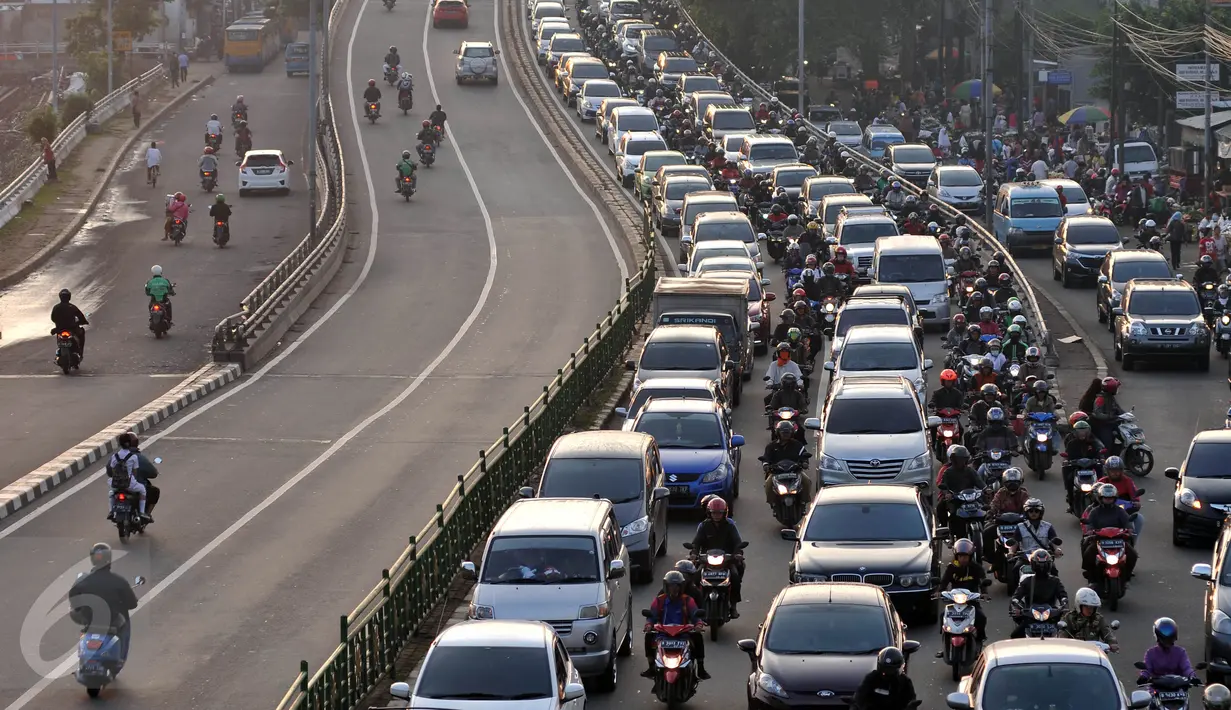 Kondisi arus lalu lintas di jalanan sekitar Terusan Casablanca, Kampung Melayu, Jakarta, Senin (18/7). Memasuki hari pertama masuk sekolah pasca libur Lebaran 2016, jalanan Jakarta kembali macet. (Liputan6.com/Johan Tallo)