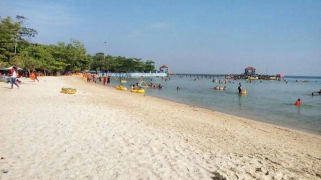 Pagi Tanpa Bandeng Di Pantai Bandengan