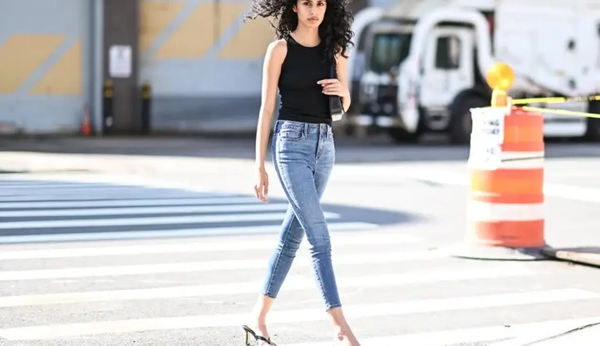 Skinny jeans. Model celana jeans ini dianggap sudah ketinggalan zaman. Jeans lurus yang santai justru lebih mudah dipakai dan cenderung cocok untuk segala jenis tubuh. Foto: HuffPost.