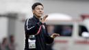 Pelatih PSM Makassar, Darije Kalezic, memberikan instruksi saat melawan Lao Toyota FC pada laga Piala AFC 2019 di Stadion Pakansari, Bogor, Rabu (13/3). PSM menang 7-3 atas Lao. (Bola.com/M. Iqbal Ichsan)