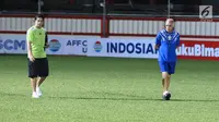 Pelatih Persib, Mario Gomez (kanan) mengecek kondisi lapangan jelang lanjutan Go-Jek Liga 1 Indonesia 2018 bersama Bukalapak di Stadion PTIK, Jakarta, Jumat (29/6). Persib akan melakoni laga melawan Persija, (30/6). (Liputan6.com/Helmi Fithriansyah)